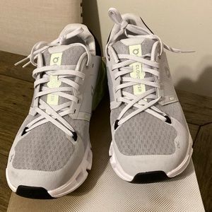 On running cloud Tec athletic shoes